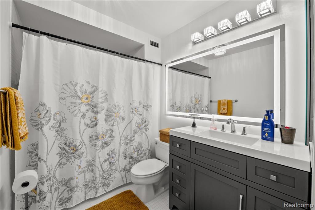 5000 Town Center Property Photo 14
