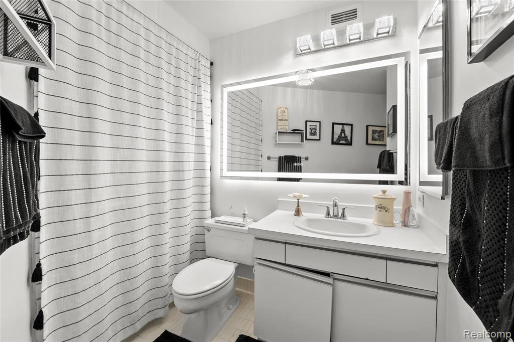 5000 Town Center Property Photo 22