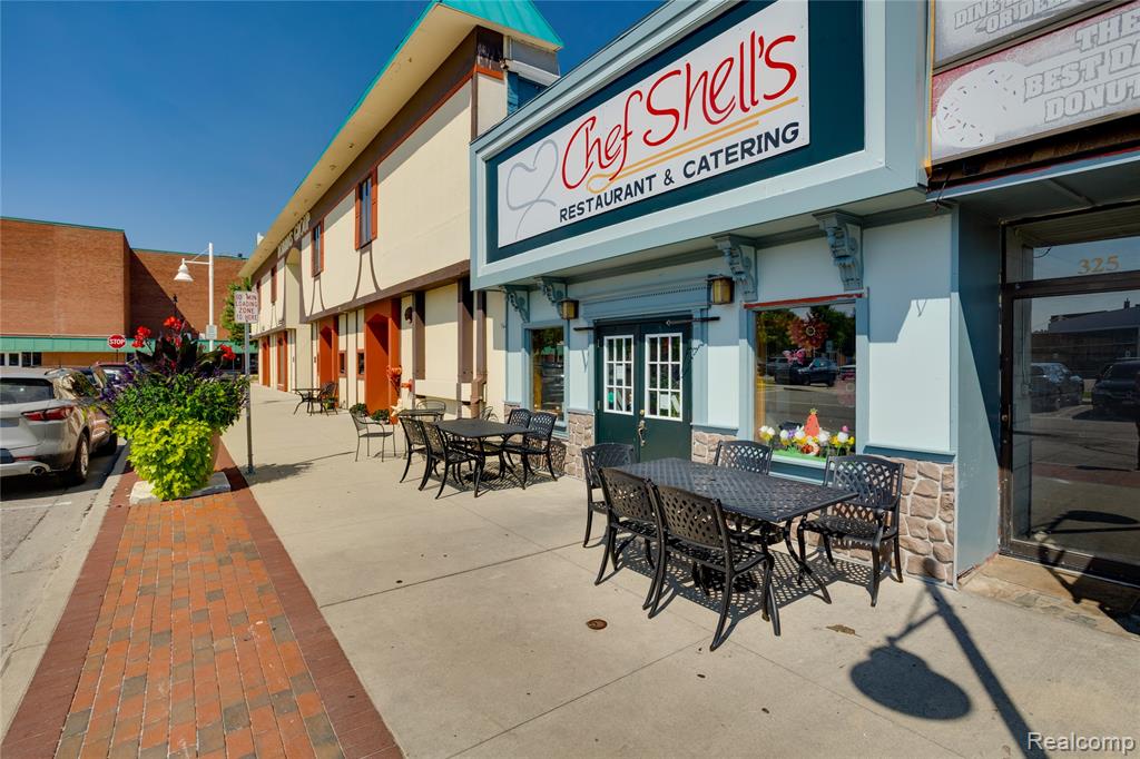 324 Superior Mall Property Photo 2