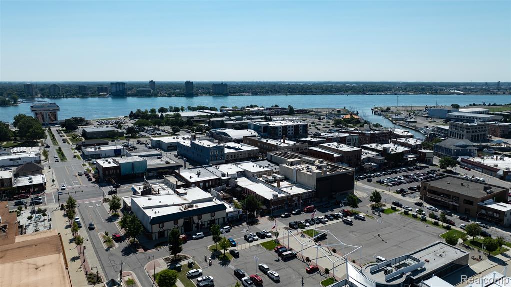 324 Superior Mall Property Photo 4