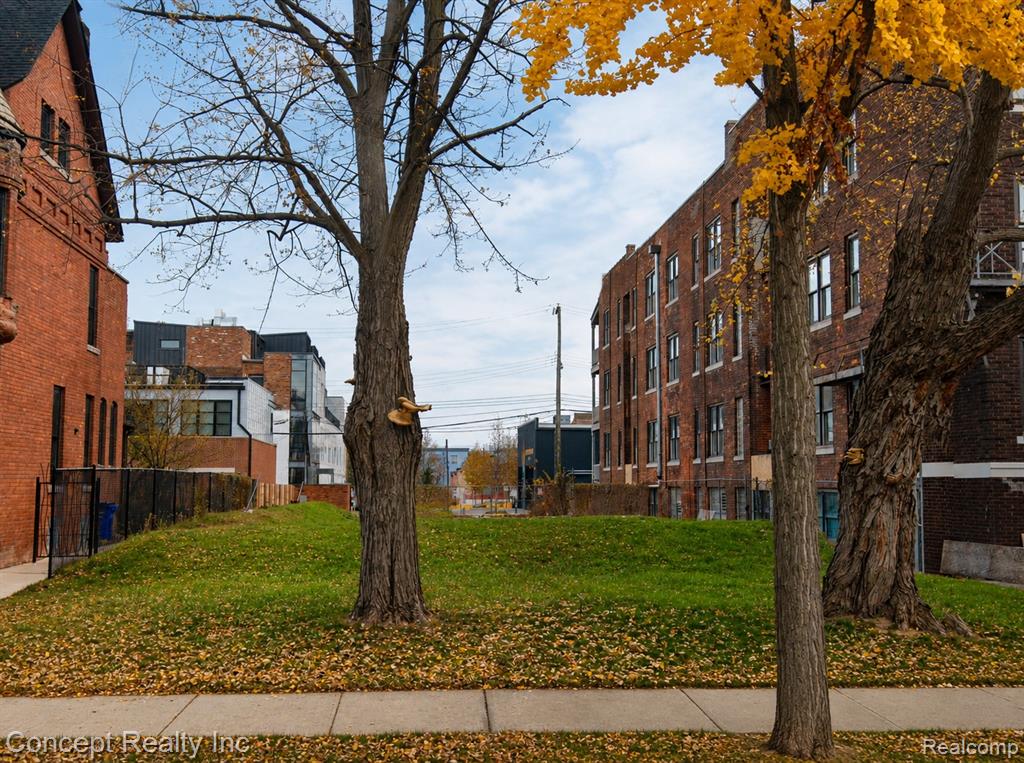 655 W Alexandrine Street Property Photo 2