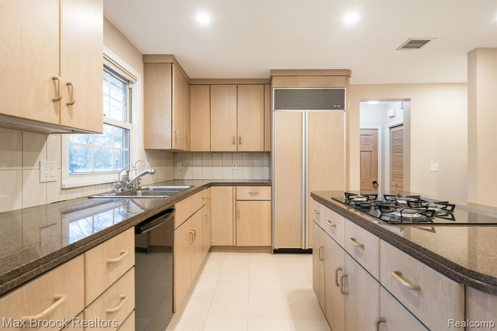 25461 Tweed Drive Property Photo 8