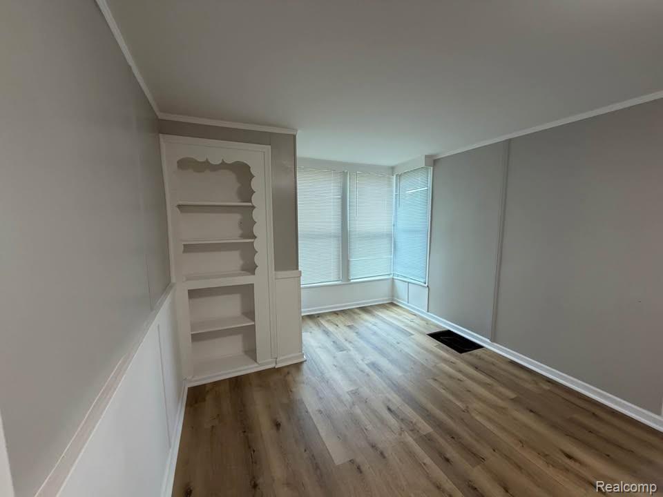 721 W 3rd Street Property Photo 5