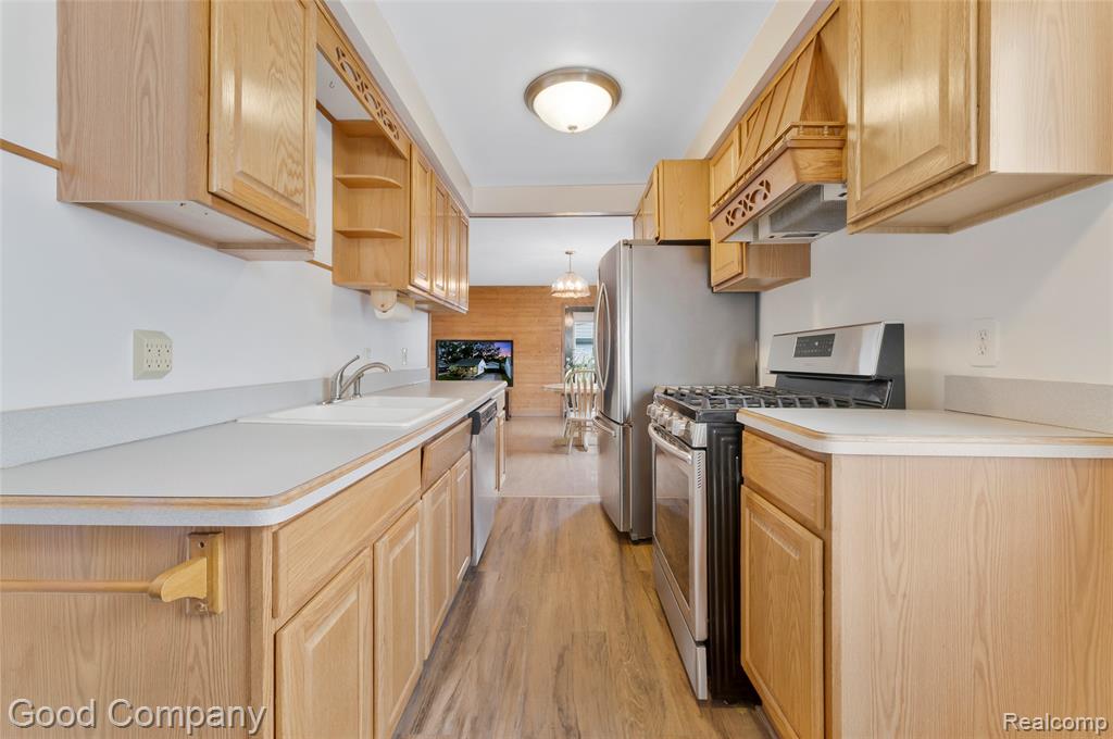 23385 Melville Avenue Property Photo 8