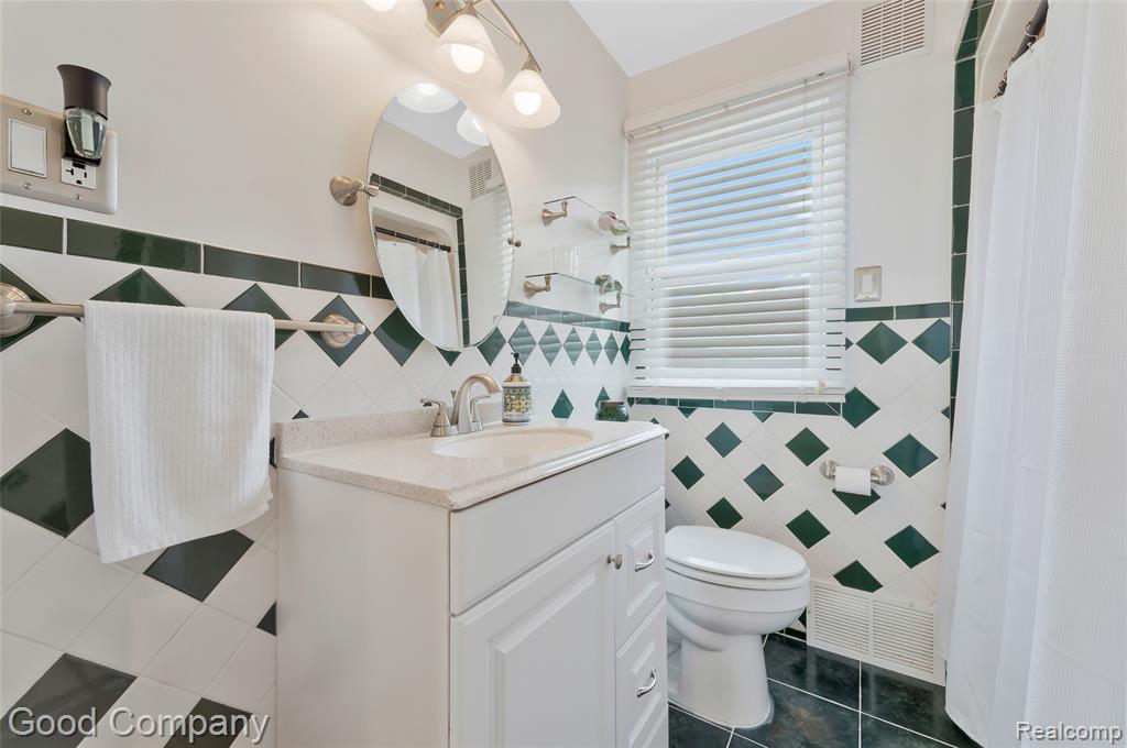 23385 Melville Avenue Property Photo 28