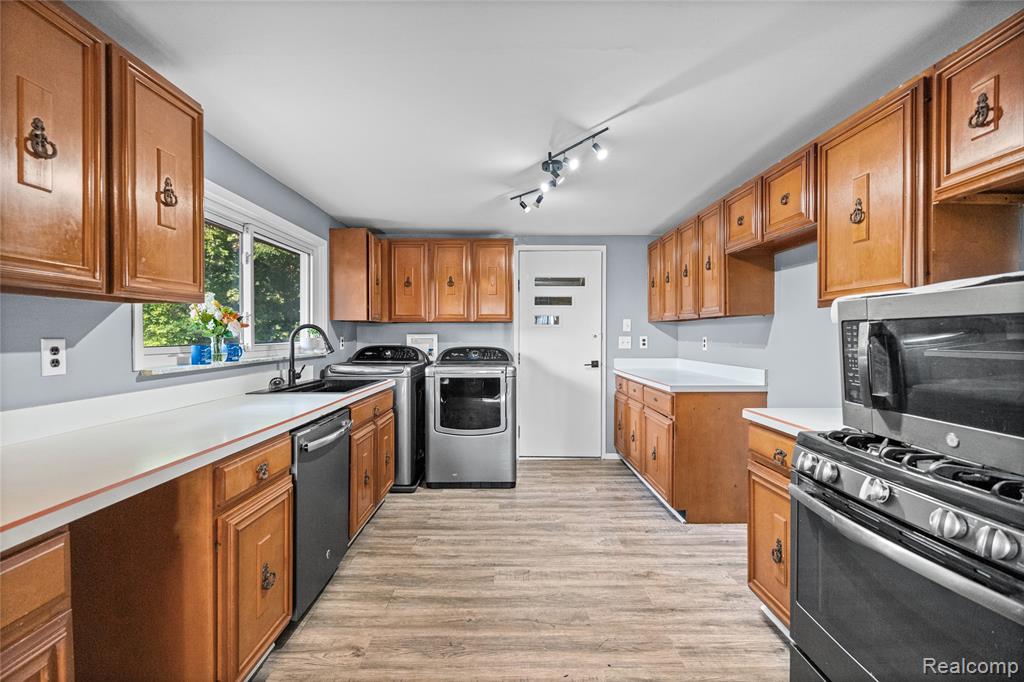 6220 Wertz Property Photo 8