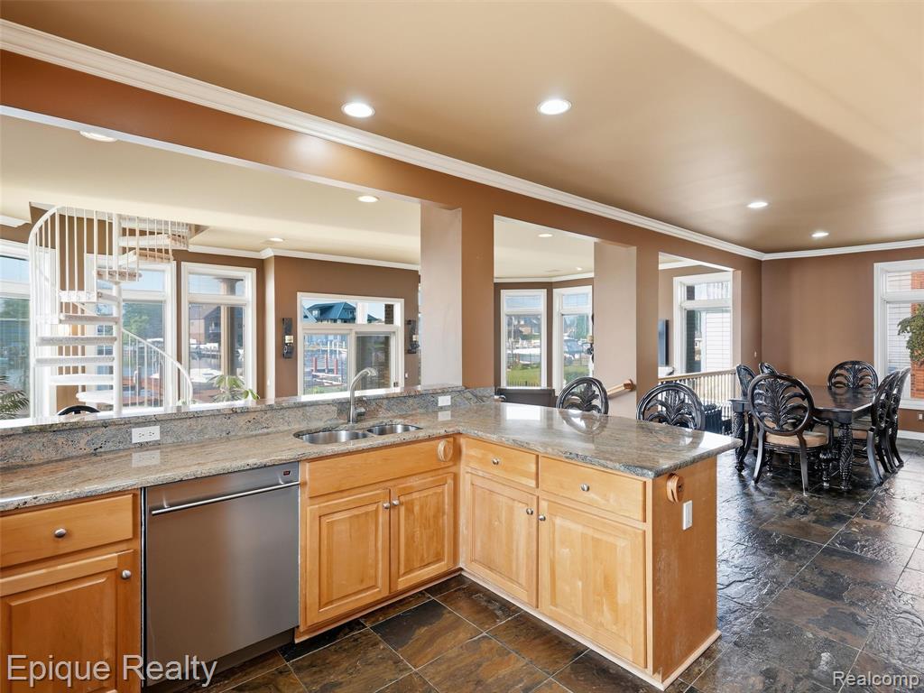 32354 N River Road Property Photo 10