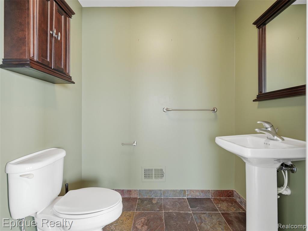 32354 N River Road Property Photo 45