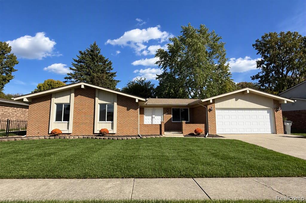 39232 Donahue Drive Property Photo 1