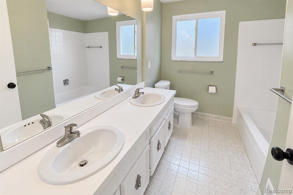 39232 Donahue Drive Property Photo 15