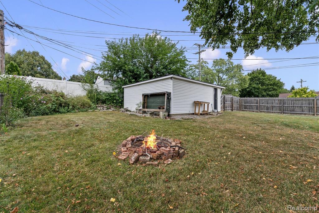908 Elmsford Drive Property Photo 28