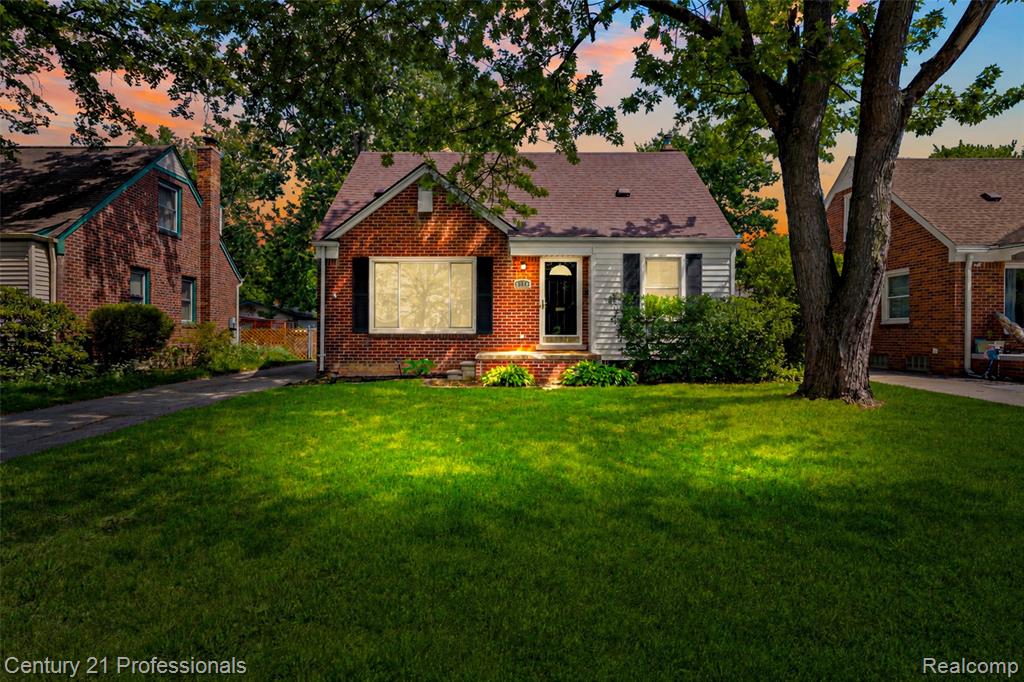 2712 N Vermont Avenue Property Photo 2