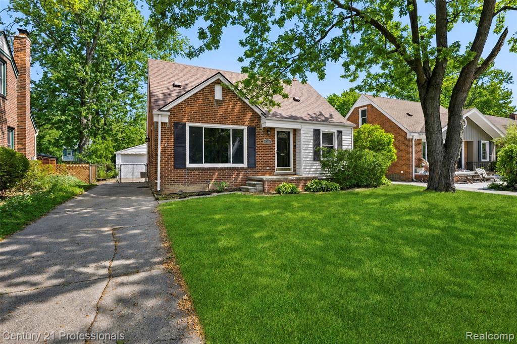 2712 N Vermont Avenue Property Photo 3
