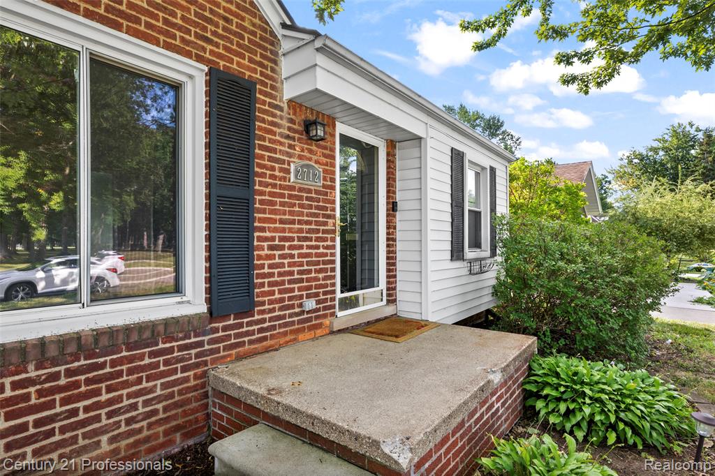 2712 N Vermont Avenue Property Photo 4