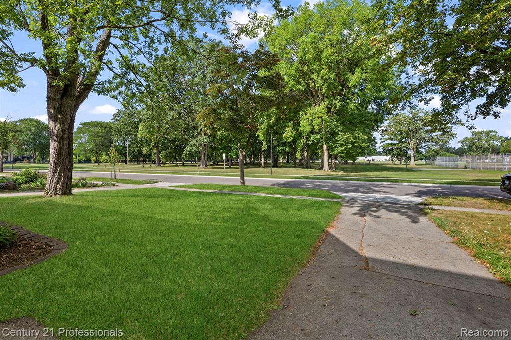 2712 N Vermont Avenue Property Photo 5