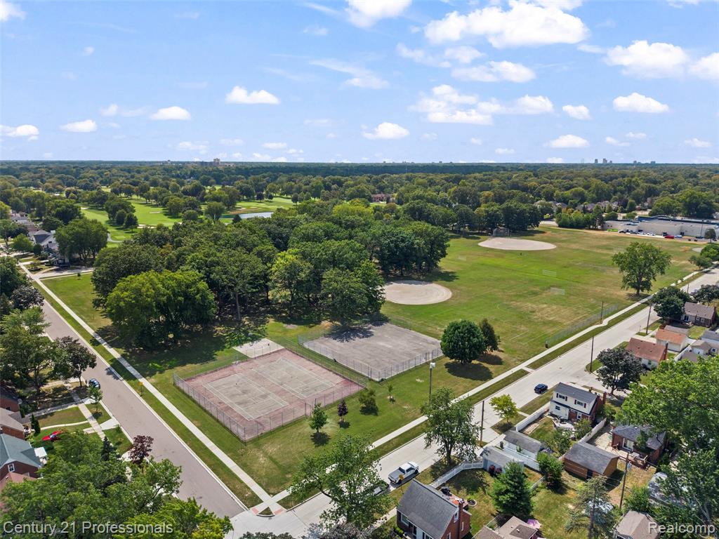 2712 N Vermont Avenue Property Photo 6
