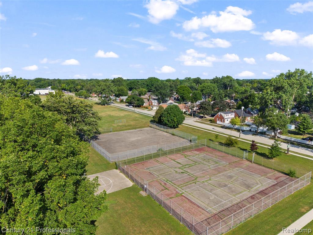 2712 N Vermont Avenue Property Photo 7