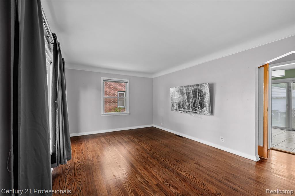 2712 N Vermont Avenue Property Photo 11