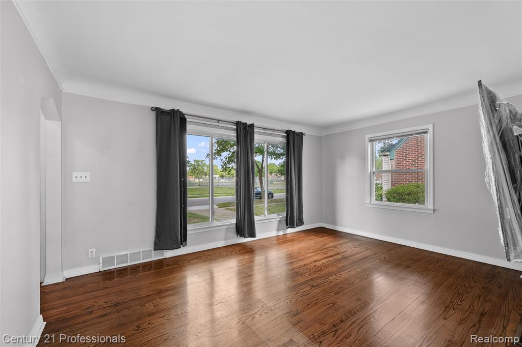 2712 N Vermont Avenue Property Photo 12