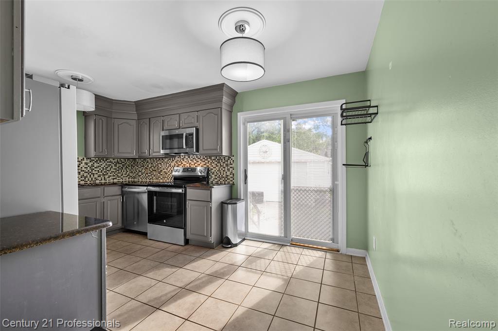 2712 N Vermont Avenue Property Photo 14