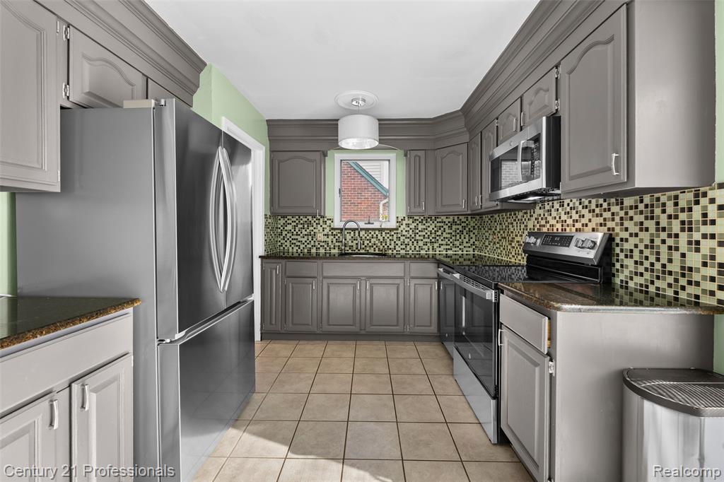 2712 N Vermont Avenue Property Photo 15
