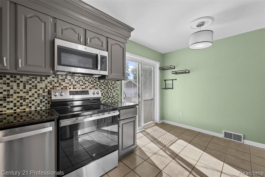 2712 N Vermont Avenue Property Photo 16
