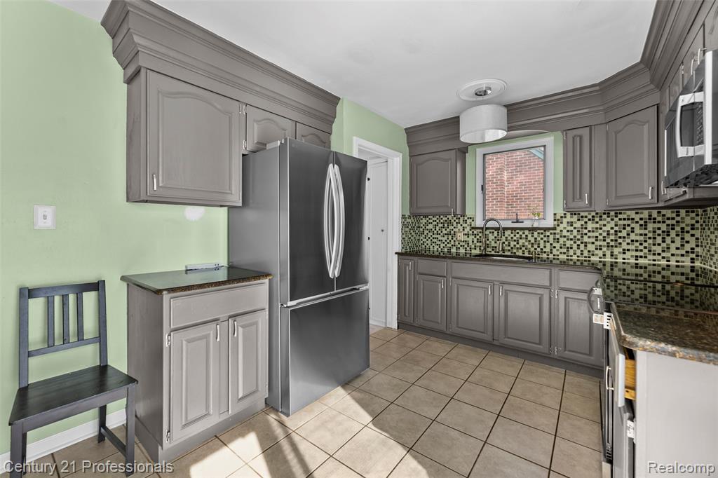 2712 N Vermont Avenue Property Photo 17