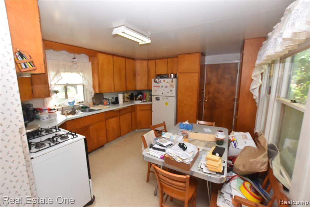 3482 W Maple Road Property Photo 10