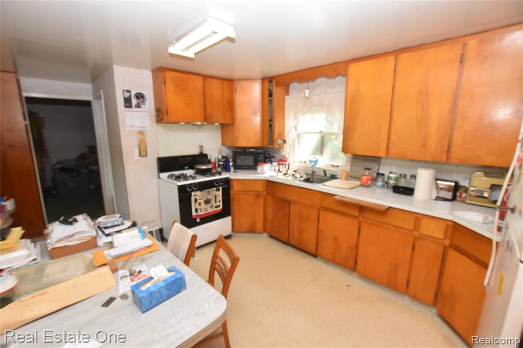 3482 W Maple Road Property Photo 11