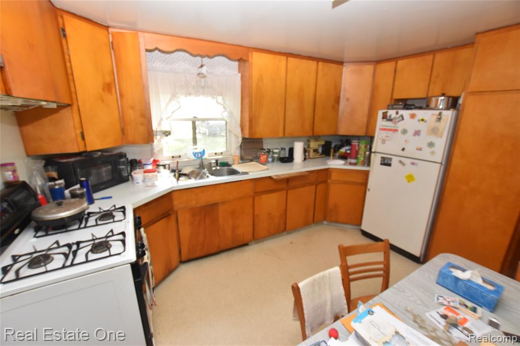 3482 W Maple Road Property Photo 12