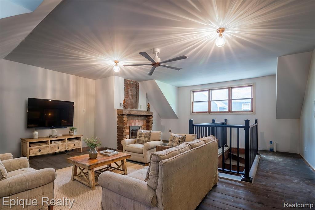 402 N Hickory Street Property Photo 29