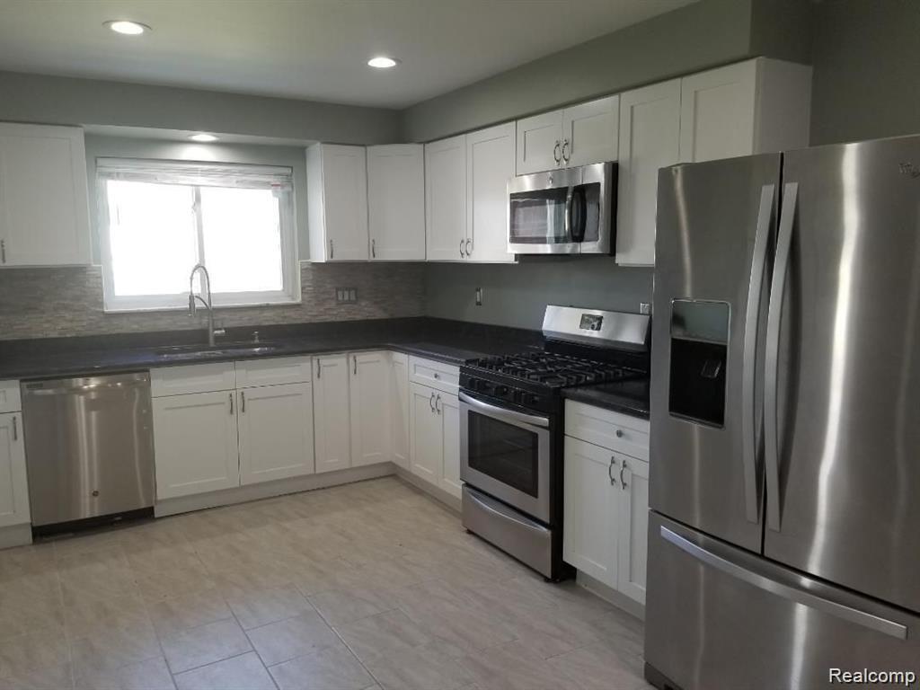 18203 Mott Property Photo 14