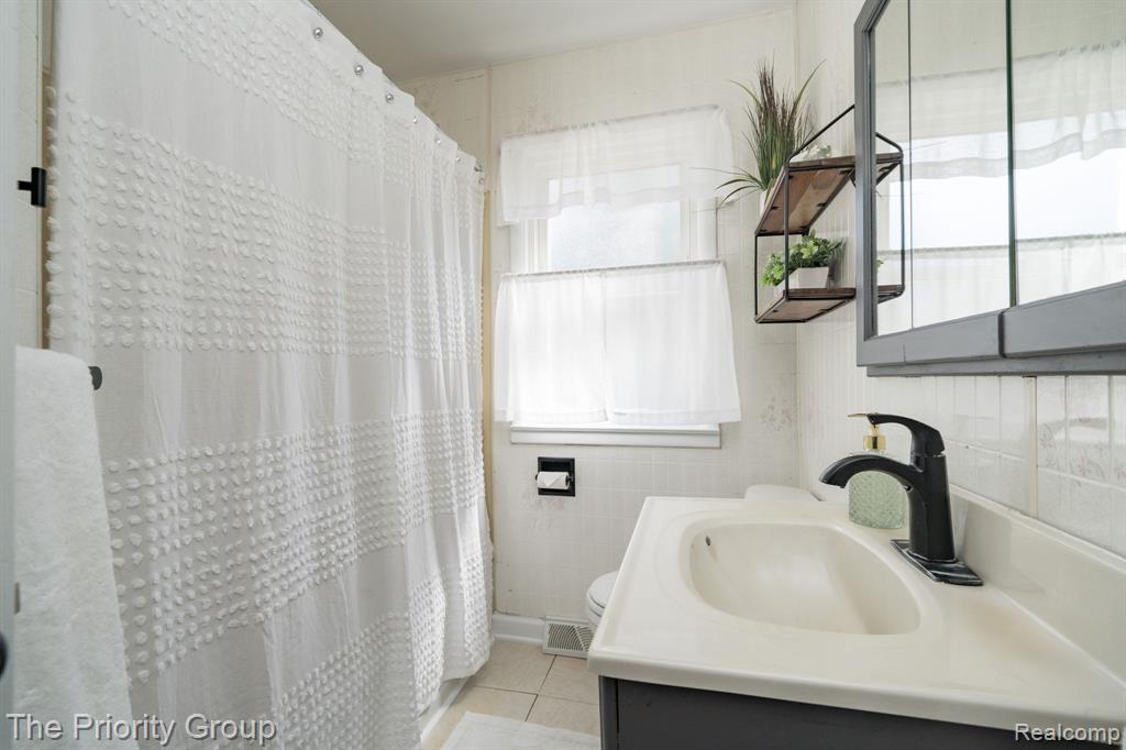 5515 Clinton River Drive Property Photo 9