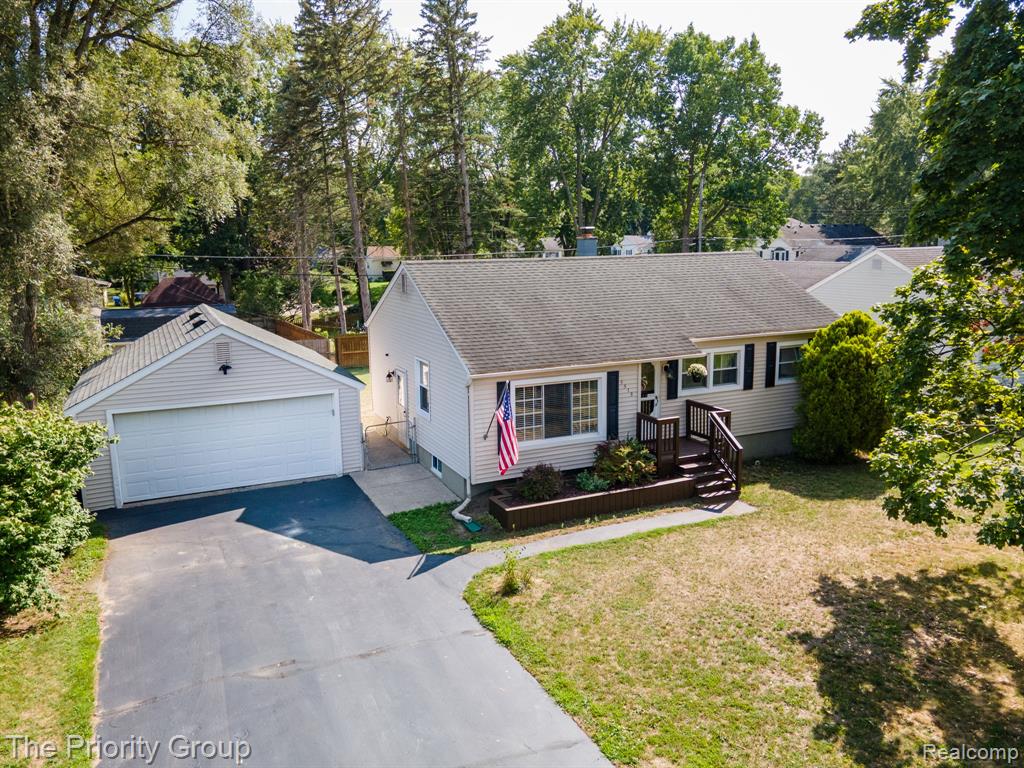 5515 Clinton River Drive Property Photo 10