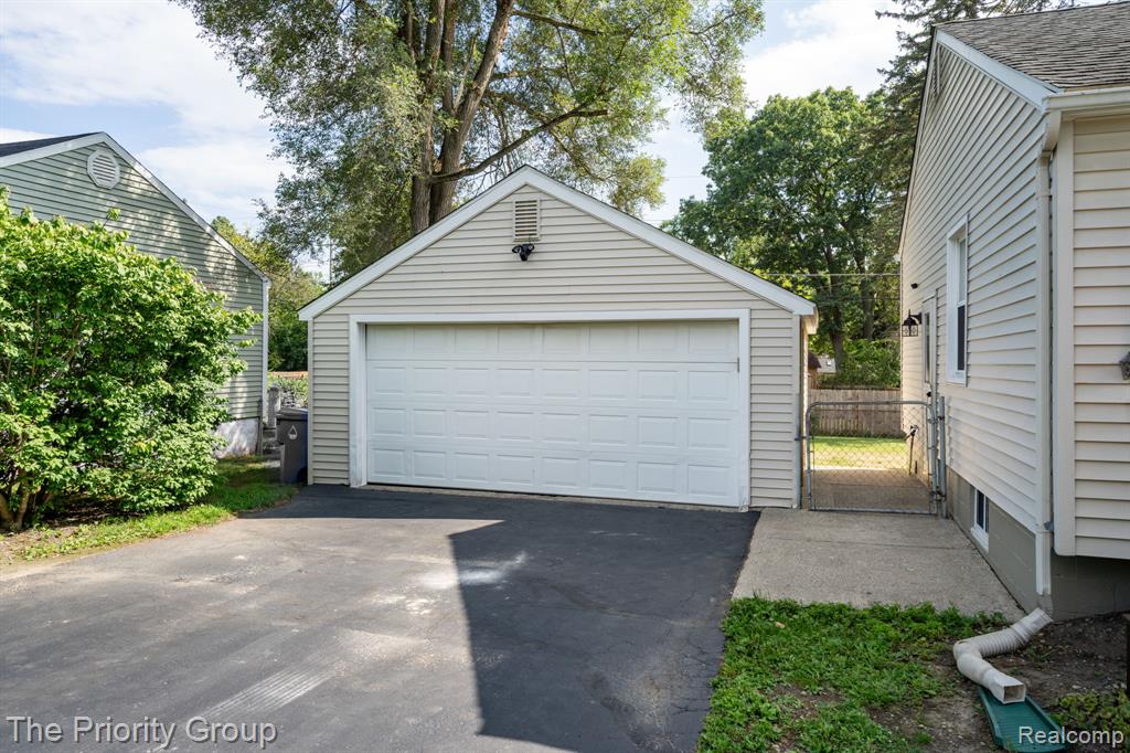 5515 Clinton River Drive Property Photo 12
