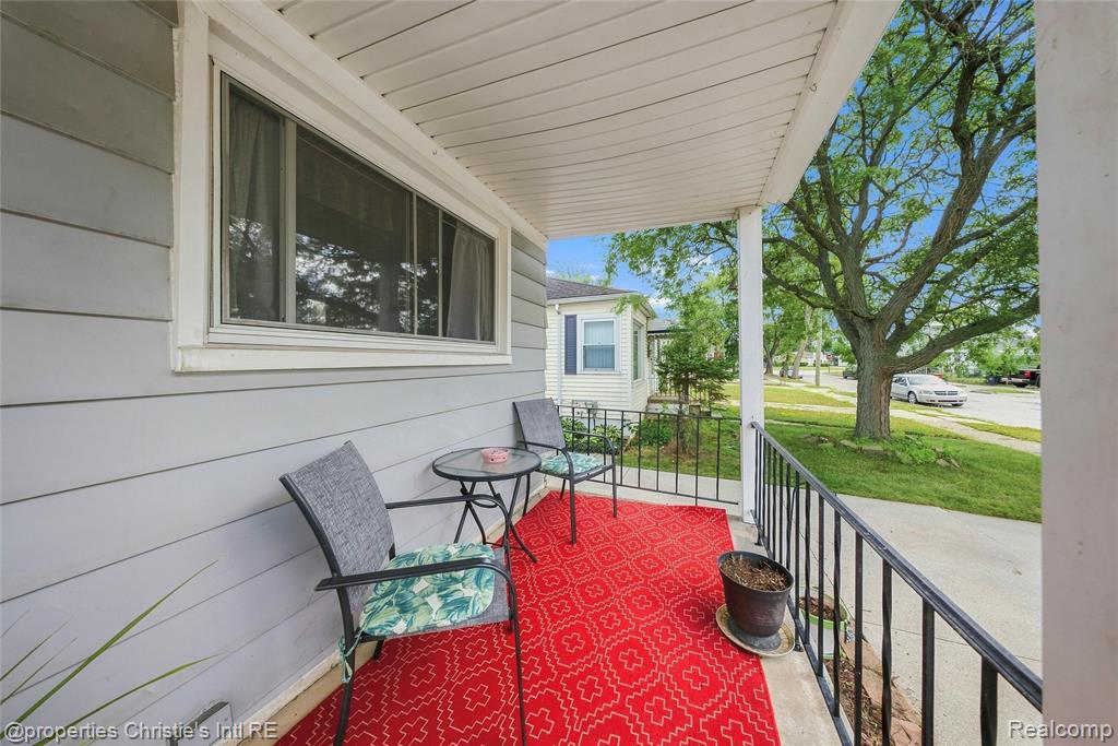 24242 Lexington Avenue Property Photo 3