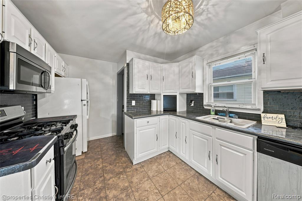 24242 Lexington Avenue Property Photo 7