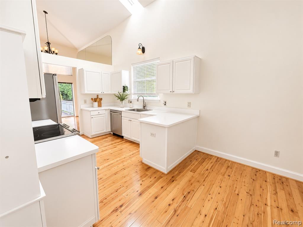 3235 Lynhurst Court Property Photo 6