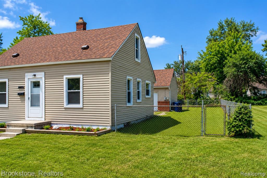 18805 Sumner Property Photo 2