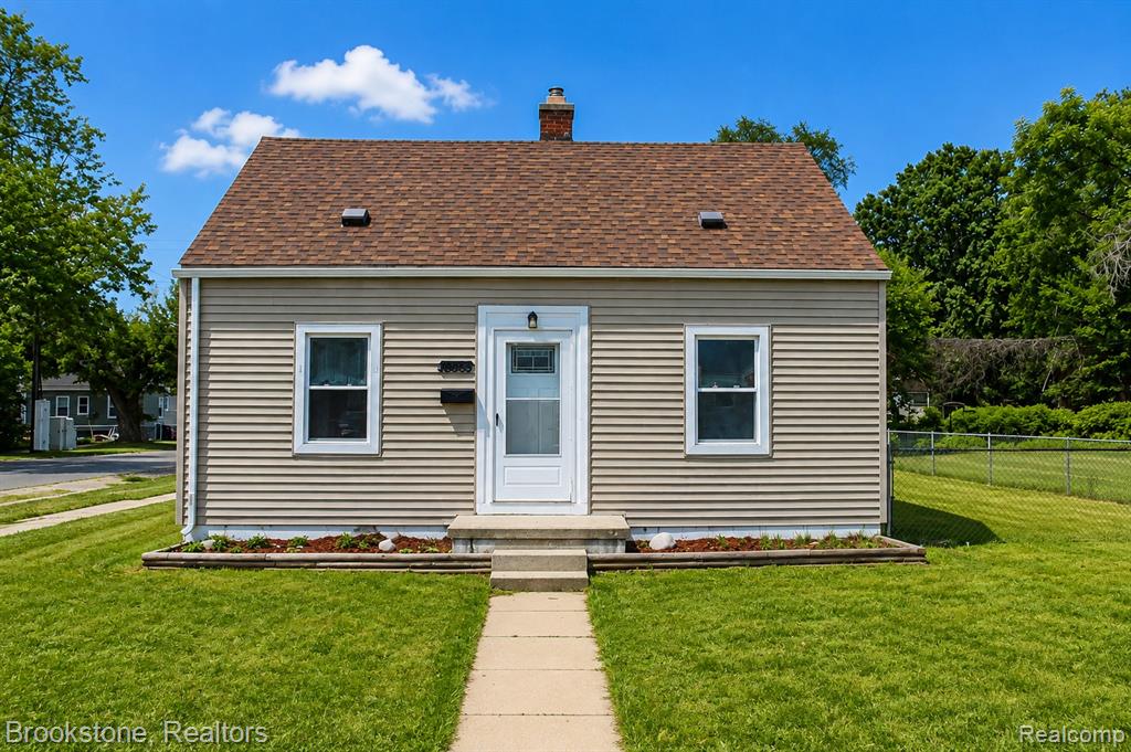 18805 Sumner Property Photo 3
