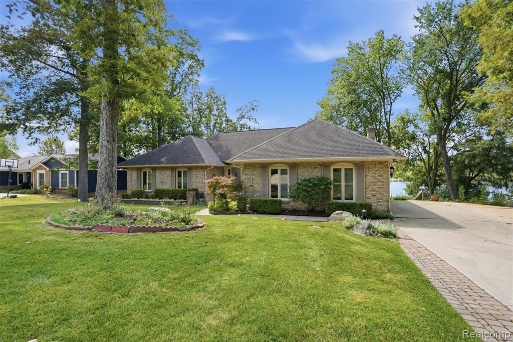 152 Overlake Property Photo 3