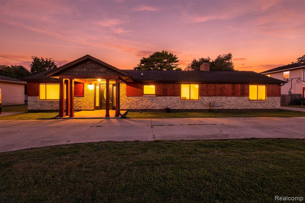 25800 N River Road Property Photo 2