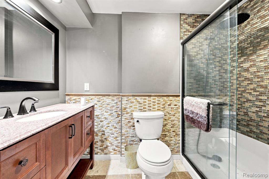 25800 N River Road Property Photo 14