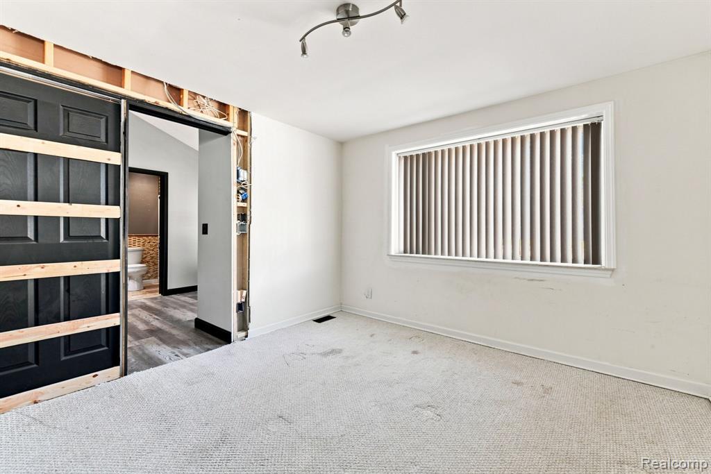 25800 N River Road Property Photo 15