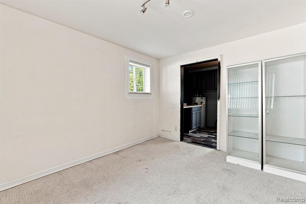 25800 N River Road Property Photo 16