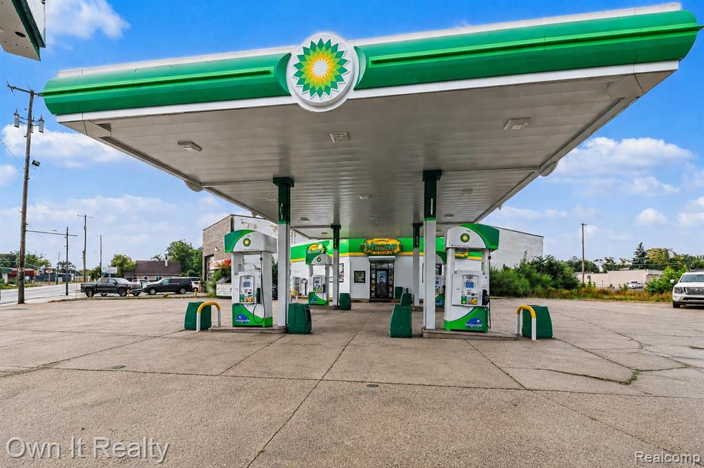 1901 N Dort Highway Property Photo 1