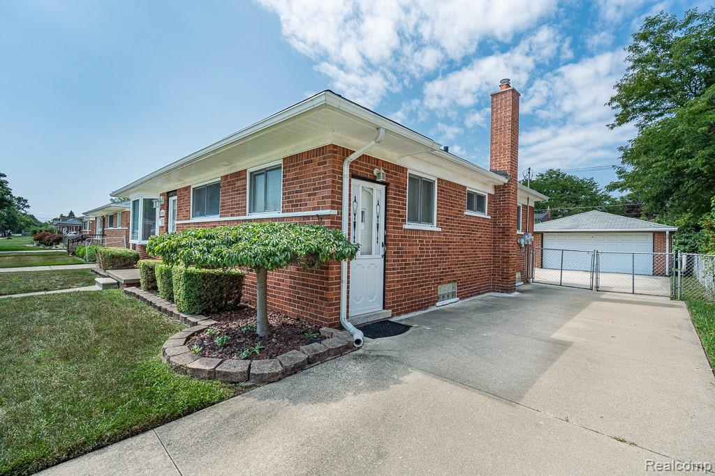25305 Campbell Avenue Property Photo 2