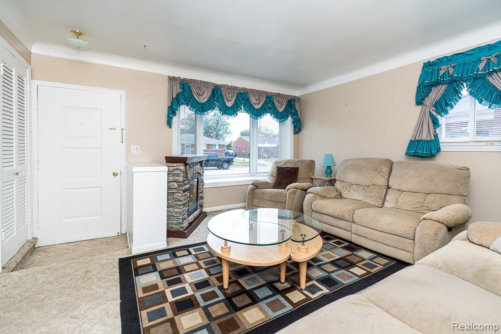 25305 Campbell Avenue Property Photo 4