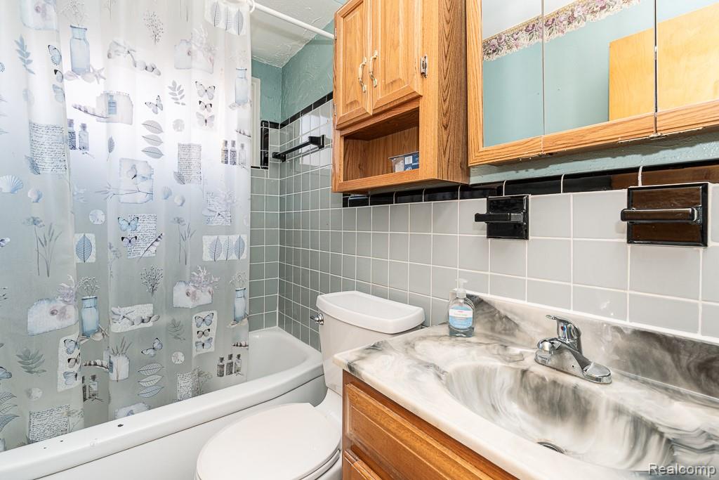 25305 Campbell Avenue Property Photo 20