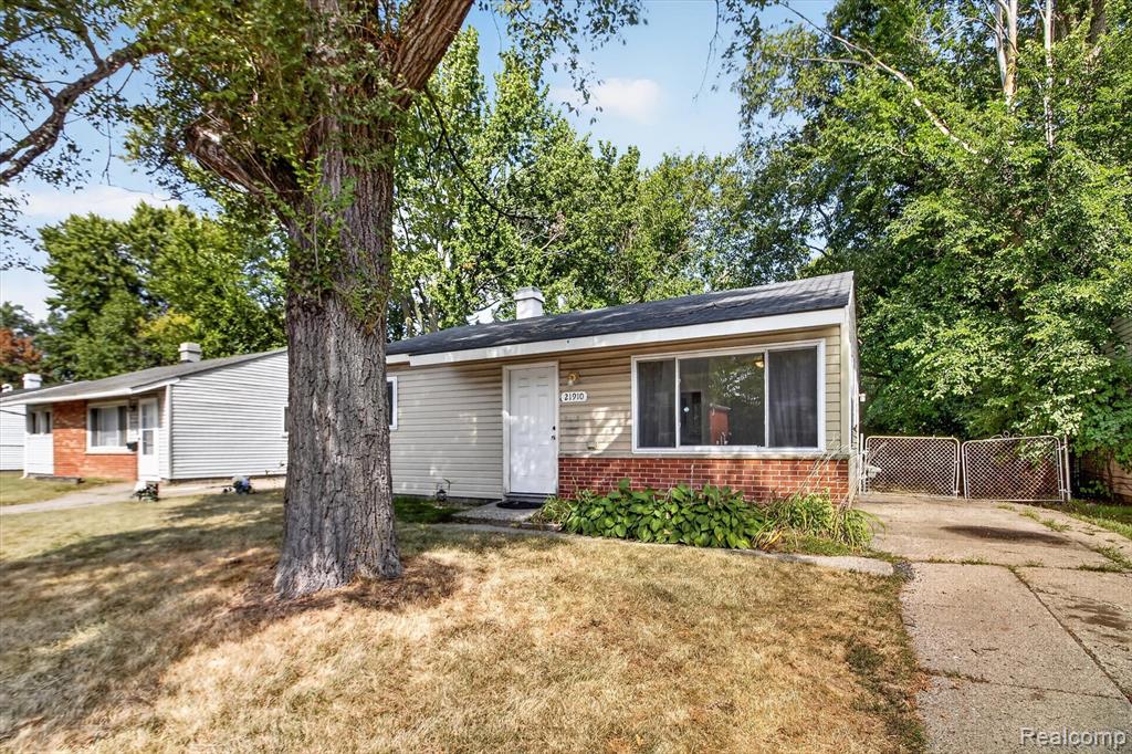 21910 Coolidge Hwy Property Photo 4